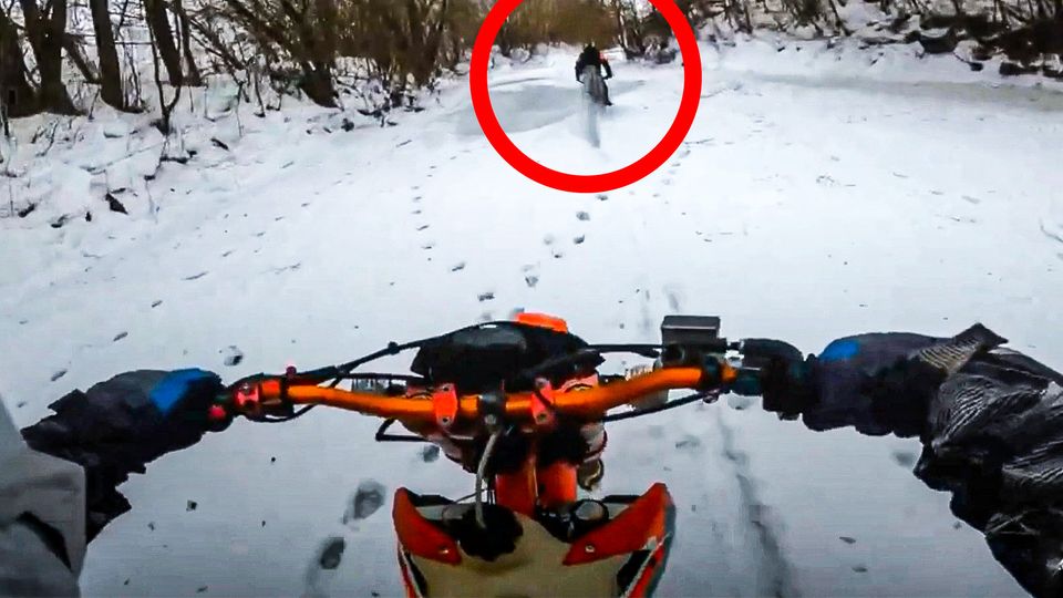 Russische Biker rasen über zugefrorenen See – dann gibt das Eis nach