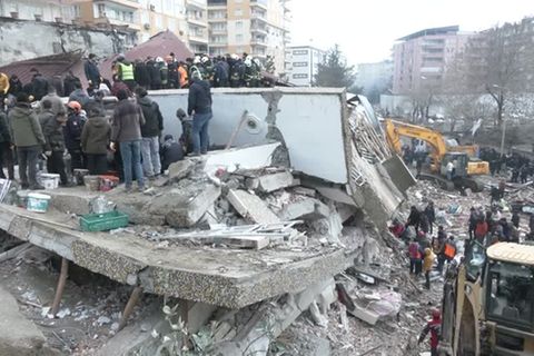 Stärke von 7,8: Hunderte Tote bei schwerem Erdbeben an türkisch-syrischer Grenze