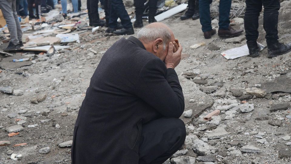 Ein Mann im türkischen Diyarbakir reagiert fassungslos nach einem Erdbeben