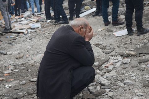 Ein Mann im türkischen Diyarbakir reagiert fassungslos nach einem Erdbeben
