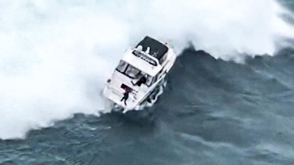 Welle reißt Dieb samst geklautem Boot weg – nach der Rettung folgen Konsequenzen