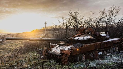 Dieses Foto zeigt einen zerstörten russischen T-72-Panzer im Dorf Bohorodychne in der Ostukraine
