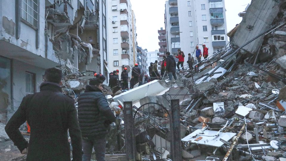 Erdbeben in der Türkei: Rettungskräfte versuchen, eingeschlossene Bewohner eines eingestürzten Gebäudes zu erreichen