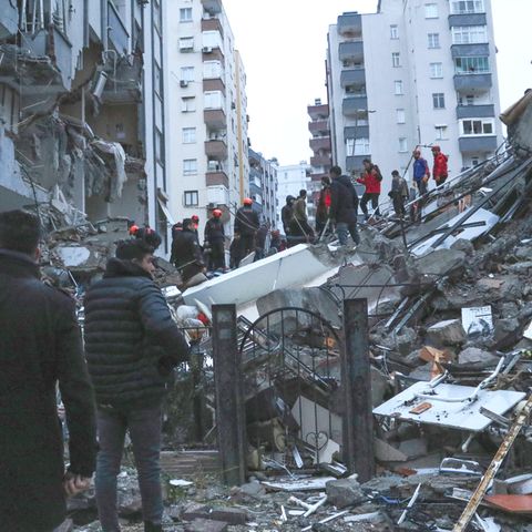 Erdbeben in der Türkei: Retter versuchen, eingeschlossene Bewohner eines eingestürzten Gebäudes zu erreichen