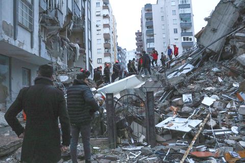Erdbeben in der Türkei: Retter versuchen, eingeschlossene Bewohner eines eingestürzten Gebäudes zu erreichen