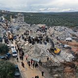 Zivilschutzmitarbeiter und Anwohner durchsuchen im syrischen Harem die Trümmer eingestürzter Gebäude nach Überlebenden