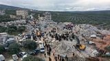 Zivilschutzmitarbeiter und Anwohner durchsuchen im syrischen Harem die Trümmer eingestürzter Gebäude nach Überlebenden