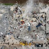 Diese Luftaufnahme zeigt Anwohner, die nach Opfern und Überlebenden in den Trümmern eingestürzter Gebäude suchen