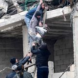 Einwohner bergen ein verletztes Mädchen aus den Trümmern eines eingestürzten Gebäudes