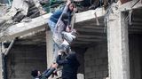 Einwohner bergen ein verletztes Mädchen aus den Trümmern eines eingestürzten Gebäudes