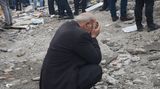 Dieser Mann im türkischen Diyarbakir hat sich am Rande der Rettungsarbeiten weinend hingehockt