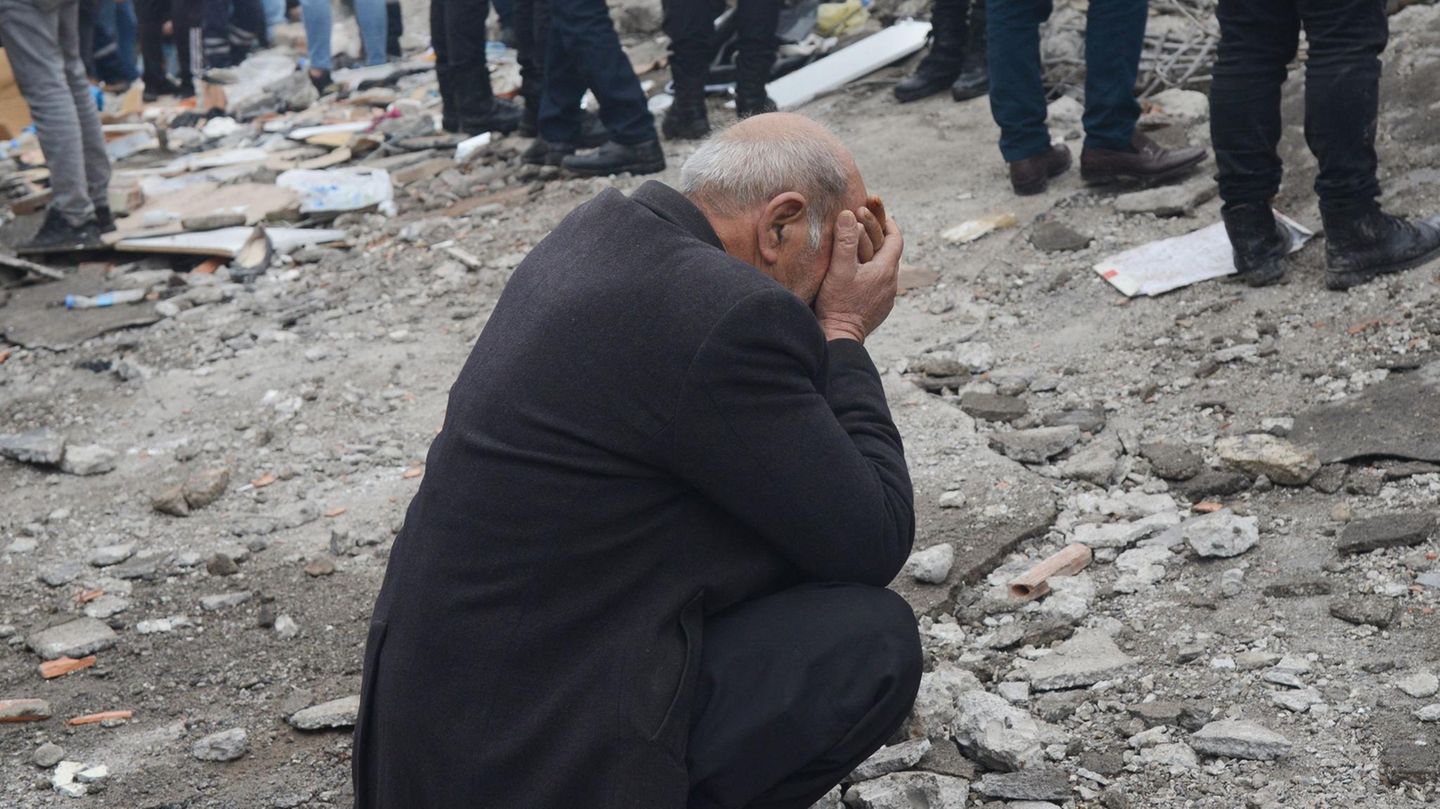 Dieser Mann im türkischen Diyarbakir hat sich am Rande der Rettungsarbeiten weinend hingehockt