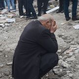 Dieser Mann im türkischen Diyarbakir hat sich am Rande der Rettungsarbeiten weinend hingehockt