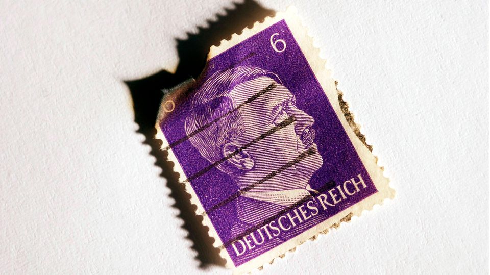 Briefmarke zeigt Adolf Hitler