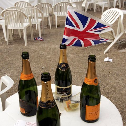 Leere Champagnerflaschen und britische Flagge