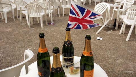Leere Champagnerflaschen und britische Flagge