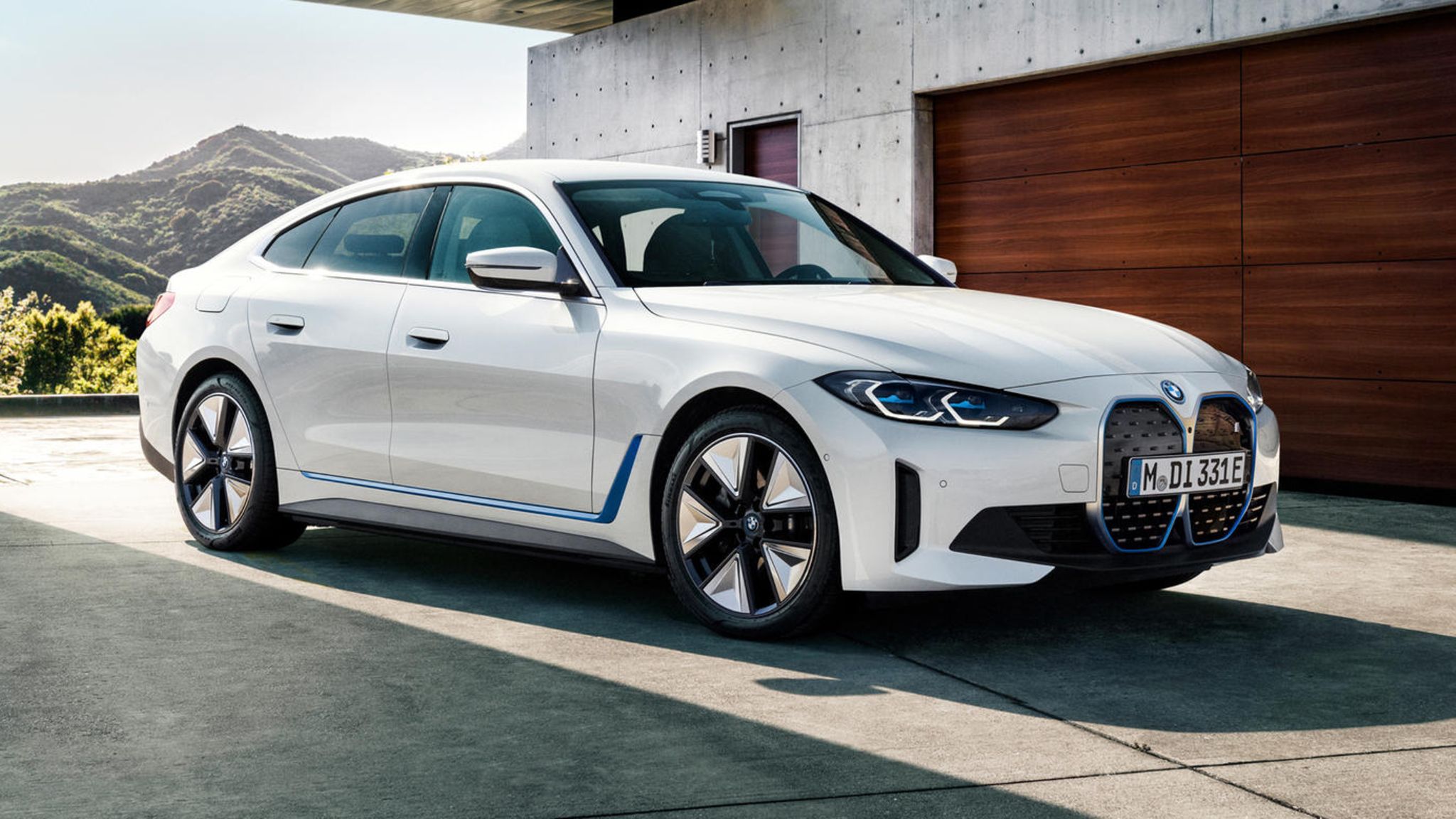 BMW i4: Auto verweigert Update, weil Halterin auf einem Hügel wohnt