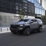 Auch auf deutschen Straßen sieht der Rezvani ausgesprochen wuchtig aus. Hier steht er vor dem Verlagsgebäude von "Welt" (Axel Springer) in Berlin.