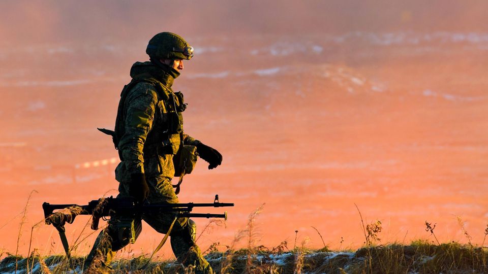 Ein mobilisierter Soldat beim Training: Der Einsatz im Krieg wird in Russland romantisiert.