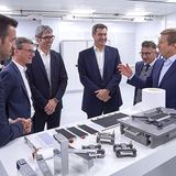 Der bayerische Ministerpräsident Markus Söder (Mitte) und BMW-
Chef Oliver Zipse (rechts) bei BMW