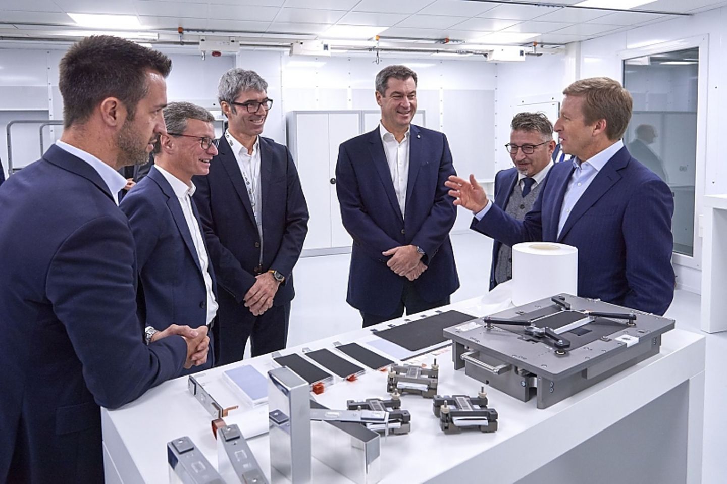 Der bayerische Ministerpräsident Markus Söder (Mitte) und BMW-
Chef Oliver Zipse (rechts) bei BMW