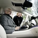 Der baden-württembergische Ministerpräsident Winfried Kretschmann 
am Steuer eines Mercedes EQS
