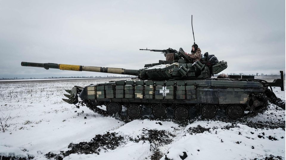 In der Ukraine fährt ein Panzer über einen verschneiten Acker