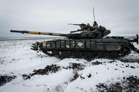 In der Ukraine fährt ein Panzer über einen verschneiten Acker