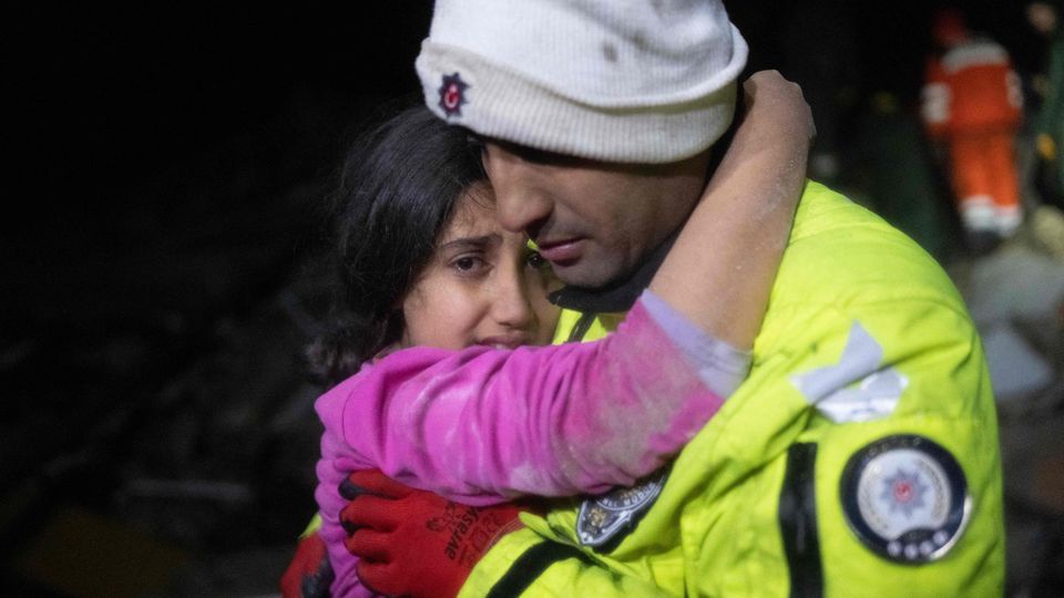 Der Polizist Zekeriya Yildiz umarmt seine Tochter als er sie aus den Trümmern in Hatay rettet