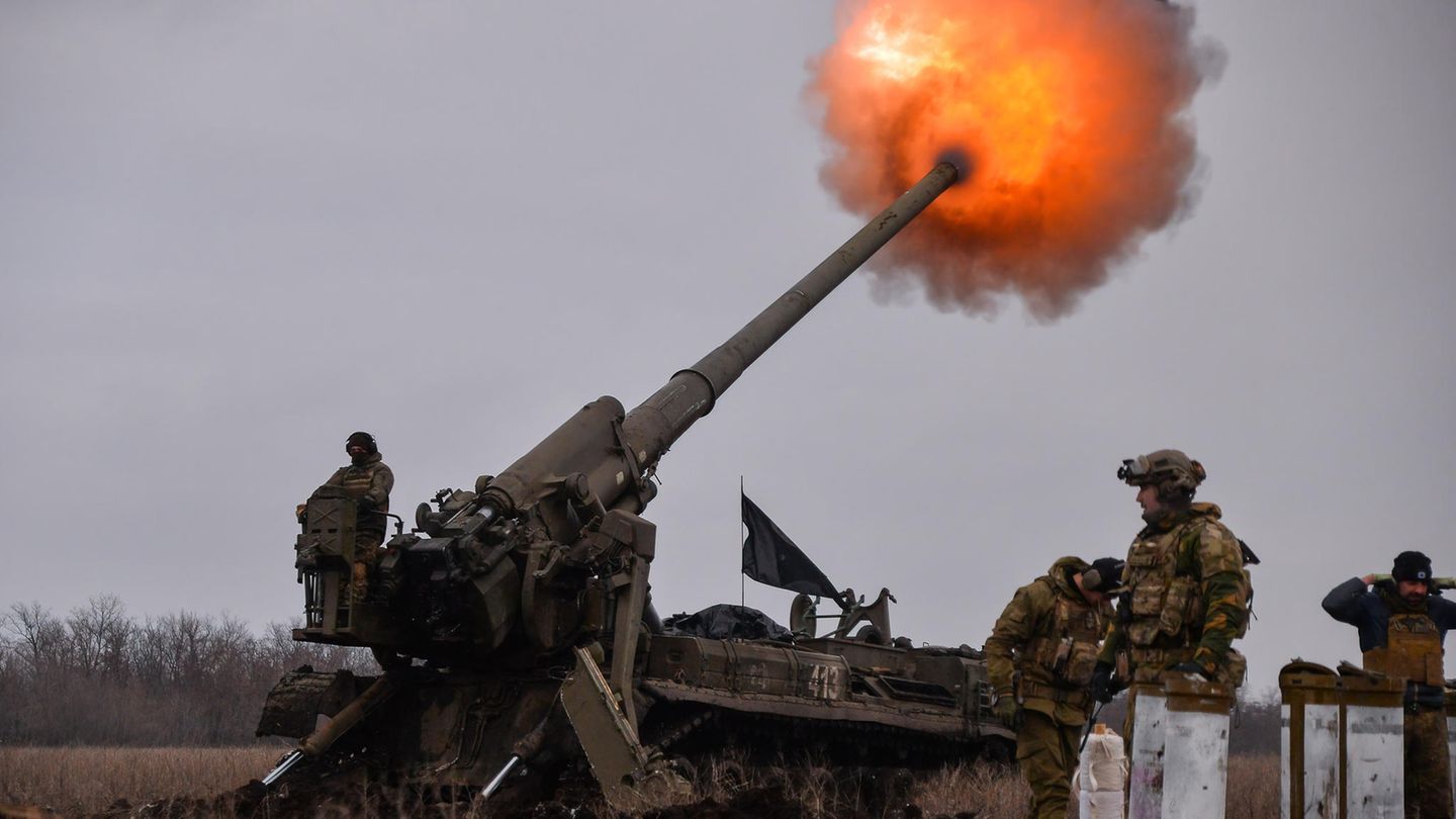 Ukrainian artillery units fire on Russian positions in Bakhmut