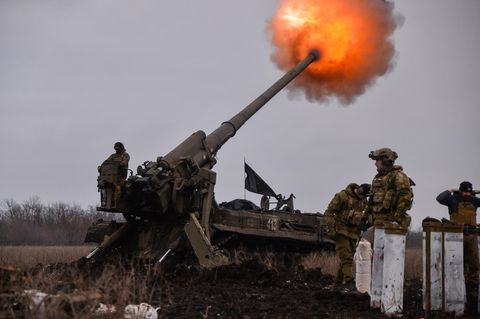Ukrainische Artillerieeinheiten feuern auf russische Stellungen in Bachmut