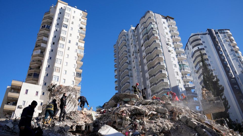 Türkei, Adana: Notfallteams suchen nach Menschen in den Trümmern eines zerstörten Gebäudes