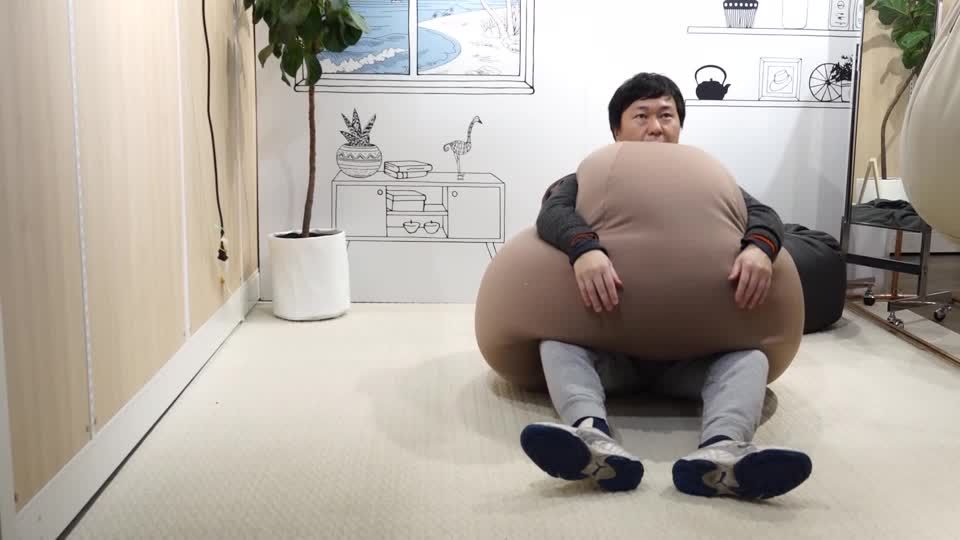 Video: Überall chillen: Mit dem tragbaren Sitzsack Video: Überall chillen: Mit dem tragbaren Sitzsack