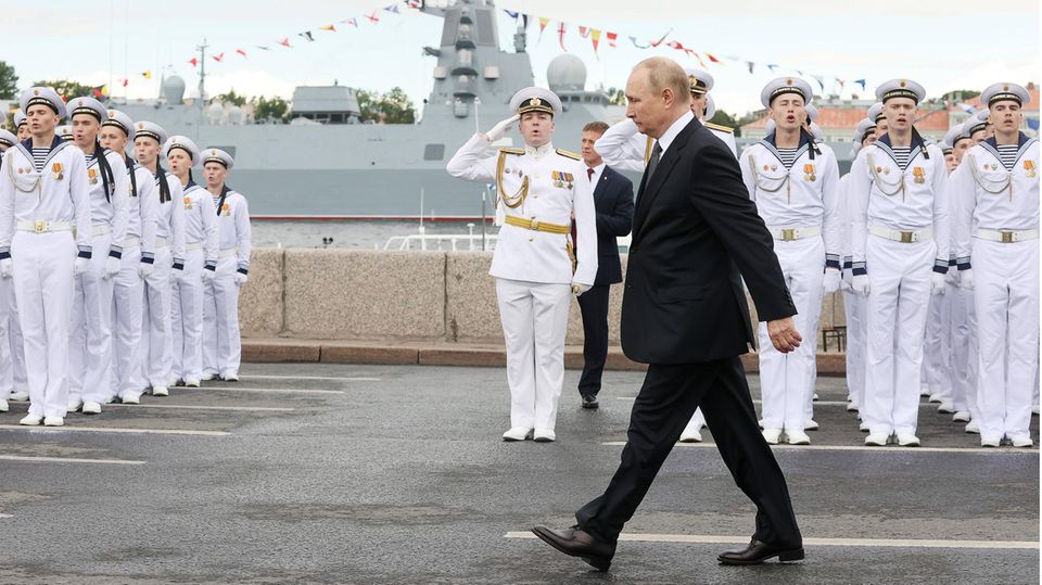 Russland: Wladimir Putin bei einer Parade in Sankt Petersburg