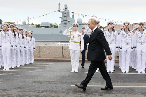 Russland: Wladimir Putin bei einer Parade in Sankt Petersburg