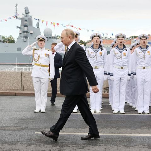 Russland: Wladimir Putin bei einer Parade in Sankt Petersburg
