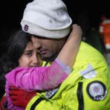 Polizist Zekeriya Yildiz kann seine Tochter in die Arme schließen, die  aus den Trümmern eines Hauses in Hatay gerettet wurde. Der Schrecken steht ihr deutlich ins Gesicht geschrieben