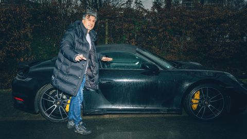 Chico vor seinem Porsche