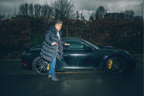 Chico vor seinem Porsche