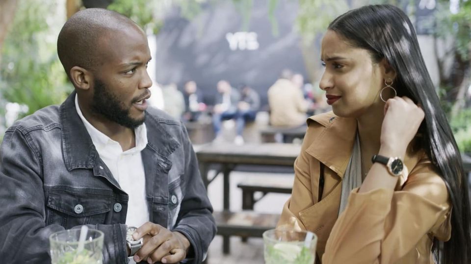 Flirten und Körpersprache: So erkennen Sie, ob sie der andere leiden kann