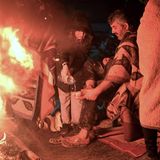 In Kahramanmaras wärmen sich Überlebende an einem Feuer auf offener Straße - für manchen auch eine Gelegenheit für eine Fußwäsche