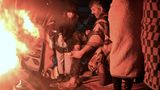 In Kahramanmaras wärmen sich Überlebende an einem Feuer auf offener Straße - für manchen auch eine Gelegenheit für eine Fußwäsche