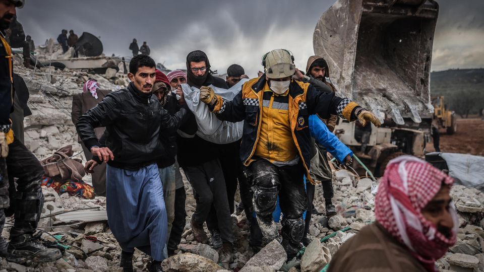 Erdbeben in der Türkei und Syrien: Zivilisten und Mitglieder des syrischen Zivilschutzes