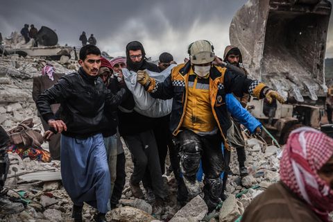 Erdbeben in der Türkei und Syrien: Zivilisten und Mitglieder des syrischen Zivilschutzes