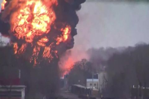 Zugunglück in Ohio: Feuerwehr fackelt Chemikalien aus Waggons ab