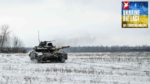 Ein Panzer fährt über einen schneebedeckten Acker in der Ukraine