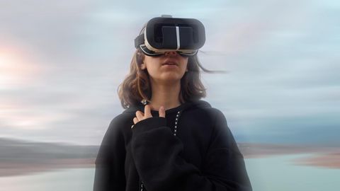 Junge Frau mit VR-Brille
