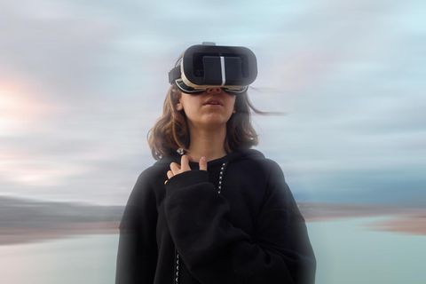 Junge Frau mit VR-Brille