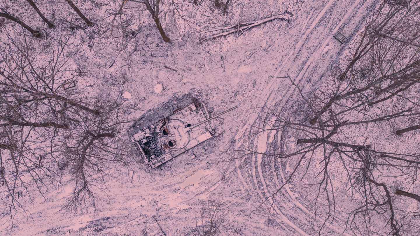 Ein mit Schnee bedeckter Panzer steht im Wald in der Region Charkiw in der Ukraine