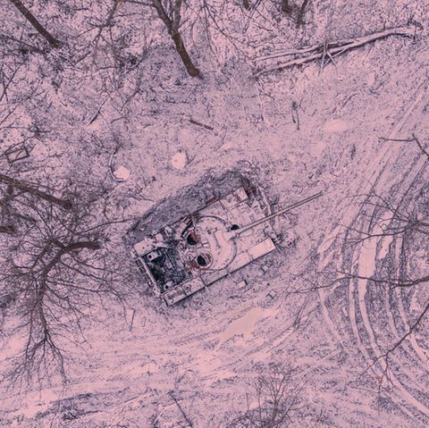 Ein mit Schnee bedeckter Panzer steht im Wald in der Region Charkiw in der Ukraine